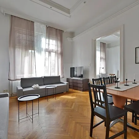 Budape Apartman House 10 *